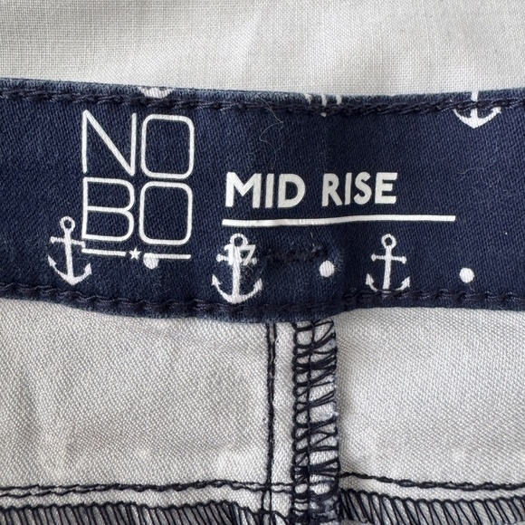 NOBO Women's 17 Mid-Rise‎ Nautical Theme Shorts Navy Blue Allover Anchor Stretch - Picture 5 of 12